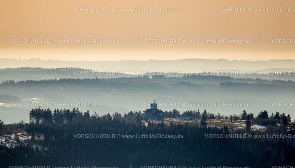 Winterberg260104960 | Luftbild, Bergkuppe mit Gipfelturm Kahler Asten in winterlicher Landschaft mit nebeliger Fernsicht, Aussichtsturm mit Wetterstation und Hotel mit Restaurant, Winterberg, Sauerland, Nordrhein-Westfalen, Deutschland