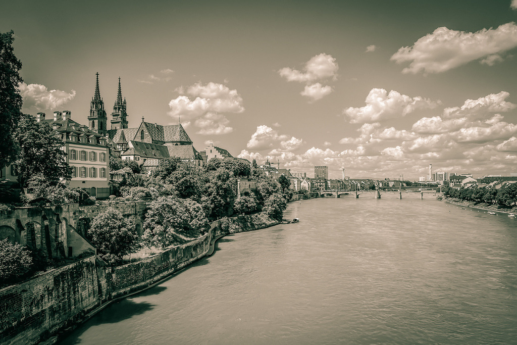 Basler Münster mit Rhein, Basel | Schöne Fotografien aus der Stadt und der Natur zum bestellen oder selber hochladen. Druck auf Foto, Postkarte, Kalender, FineArt Hahnemühle, Alu-Dibond , Akustikbilder zur Absorption von Schall und Lärm etc. - Realisiert mit Pictrs.com