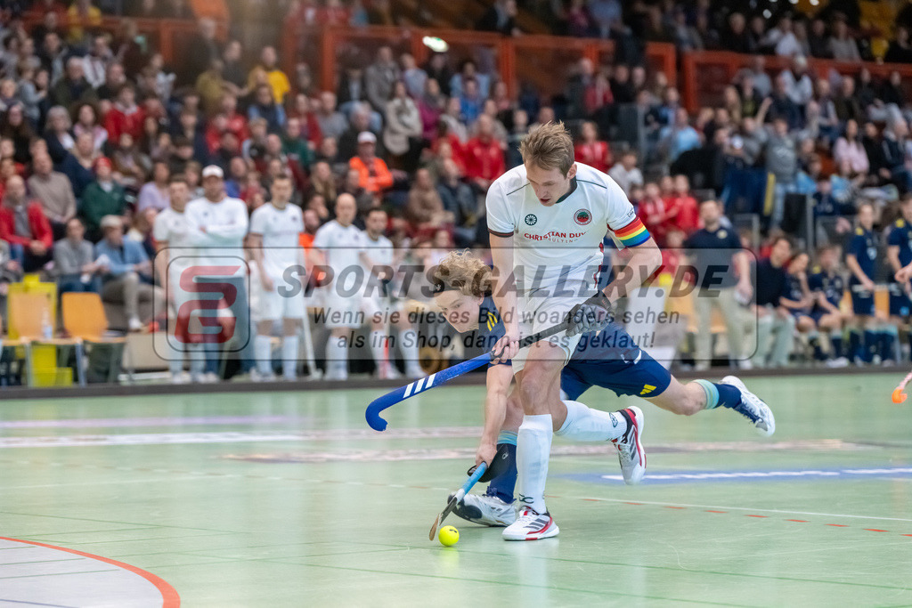 HK_20250118_101802 | 1/4 Finale 1. Bundesliga Halle Herren Crefelder HTC - Zehlendorfer Wespen am 18.1.2025 Halle Glockenspitz, Krefeld , John Dammertz ( Zehlendorfer Wespen #19 ) , Niklas Wellen ( Crefelder HTC 10 )