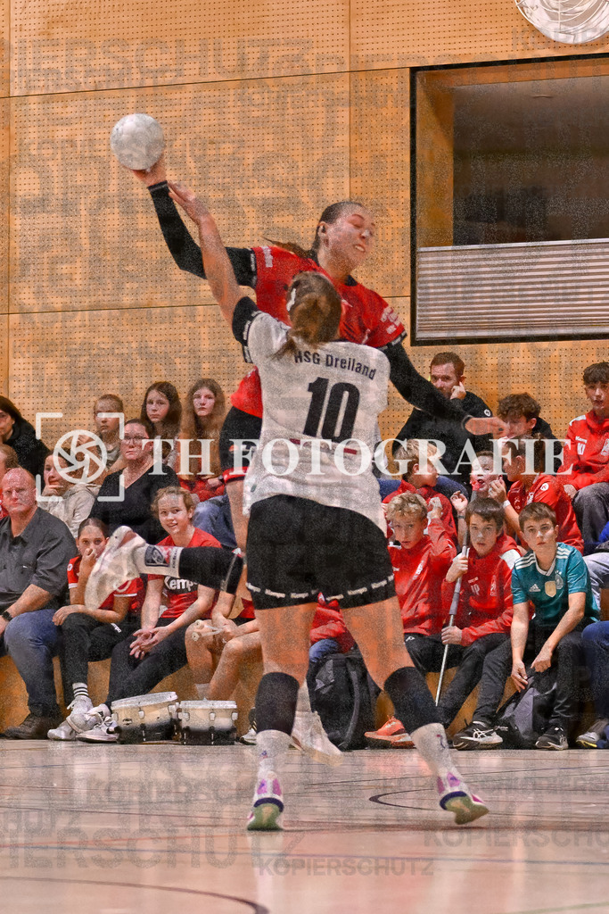 GER, SG Maulburg/Steinen - HSG Dreiland, Frauen-Handball, Oberliga Suedbaden, 3. Spieltag, Saison 2024/2025, 12.10.2024 | Maike Hartmann (SG Maulburg/Steinen, #22) beim Wurf und im Duell mit Tina Wollschlaeger (HSG Dreiland, #10)GER, SG Maulburg/Steinen - HSG Dreiland, Frauen-Handball, Oberliga Suedbaden, 3. Spieltag, Saison 2024/2025, 12.10.2024Foto: TH Fotografie/Thomas Hess