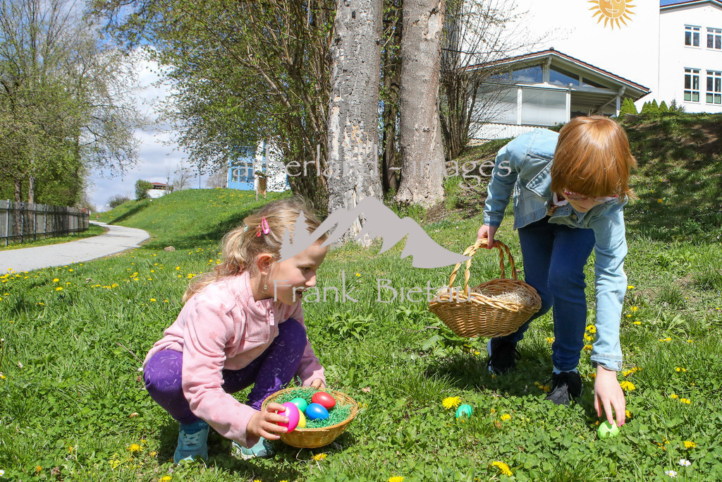 OE7A5292 | v.l. Theresa und Ida bei der Ostereiersuche rund um das Waldmuseum