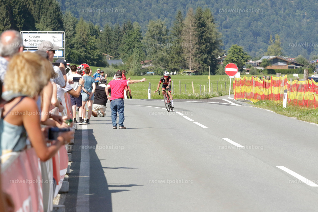 1194_20230817_Bewerb_Maenner_Muehlanger | AUT - OESTERREICH, 2023-08-16: SPORT RENNRAD-FAHREN - 55. INTERNATIONALER RADWELTPOKAL IN ST. JOHANN IN TIROL  - Vintage-Radrennen mit WM-Bronze-Medaillen-Siegerin Christina Schweinberger, den Teilnehmer und Alexander Baumann (vom Orginastions-Team) - TAG 2 BEWERB MAENNER IN SECHS GRUPPEN  ; Foto: Roland Muehlanger
