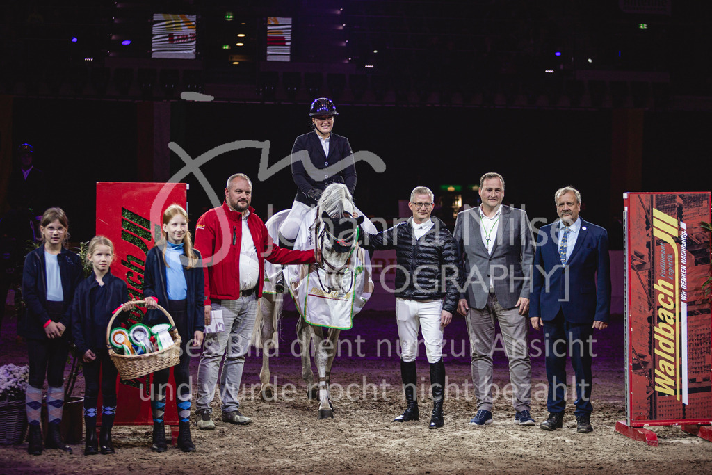 241102_Oldenburg_FinaleWaldbach-189 | Deine schönsten Turniermomente als professionelle Fotos! Entdecke hochwertige Pferdesport-Fotografie im Online-Shop. Jetzt Fotos finden & bestellen!