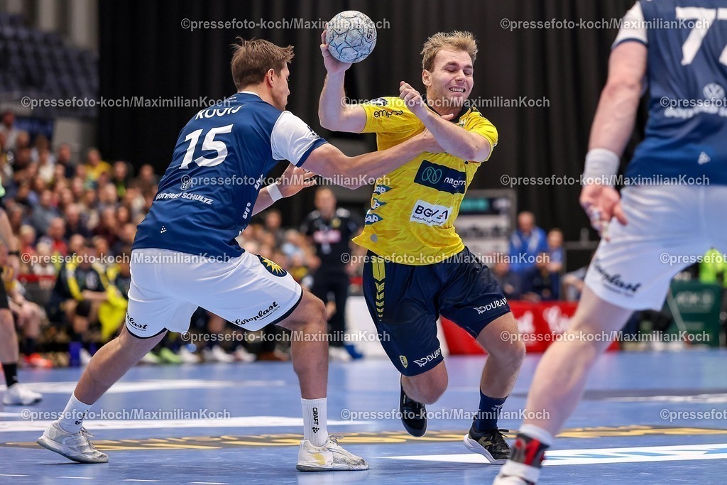 BHC16112501078 | 16.11.2025, Handball, HBL, Bergischer HC - Rhein-Neckar Löwen, Mitsubishi Electric HALLE Düsseldorf: Lars Kooij (BHC #15) im Zweikampf gegen  Mathias Larson (Rhein-Neckar Löwen #04) 