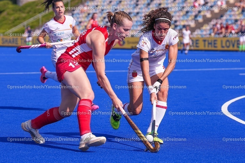 xydrx13082501007 | 13.08.2025, xydrx, Frauen EuroHockey Championship 2025, Gruppenphase, Gruppe B, Spanien - England, Sparkassenpark Mönchengladbach: Elena Rayer (ENG #13) im Zweikampf gegen Constanza Amundson (ESP #13)