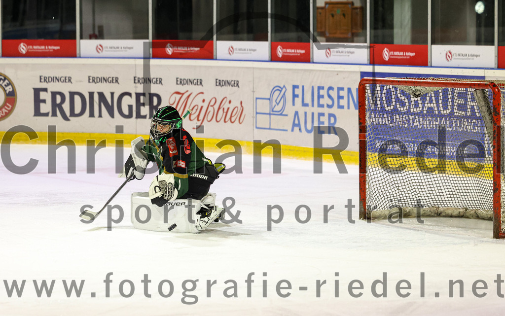 2022-12-04_087_TSV_Erding_gegen_EHC_Klostersee | Erding, Deutschland, 04.12.2022:
Eishockey, Bayernliga U17 2022 / 2023, 11. Spieltag, TSV Erding gegen EHC Klostersee, Endergebnis: 3:5

Torwart Nico Wimmer (Erding Gladiators, #1)

Foto: Christian Riedel / fotografie-riedel.net