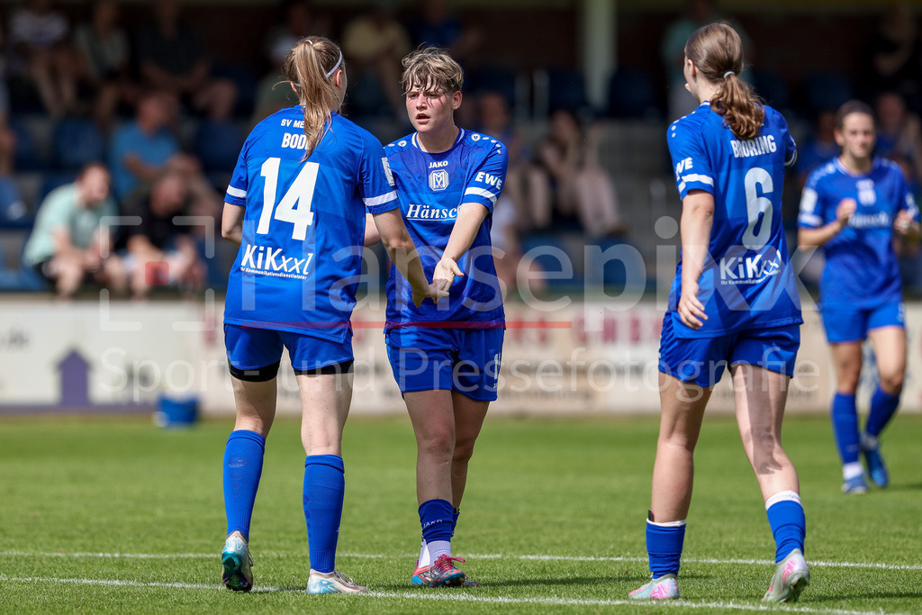 Fussball, Testspiel Frauen, SV Meppen - DSC Arminia Bielefeld | v.li.: Bente Bode (SV Meppen, 14), Lea Mauly (SV Meppen, 19) und Laura Bröring (SV Meppen, 6) mit Torjubel, Jubel, jubeln, jubelt, optimistisch, Spielszene, Highlight, Freude über das Tor zum 1:0