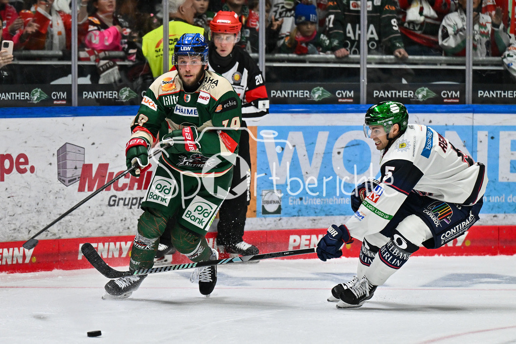 Augsburger Panther - Eisbären Berlin | Im Duell Anthony LOUIS (Augsburger Panther 18) und Michell REINKE (Eisbären Berlin 5) / Zweikampf / DEL: Augsburger Panther  - Eisäbren Berlin; Curt Frenzel Stadion am 03.10.2025