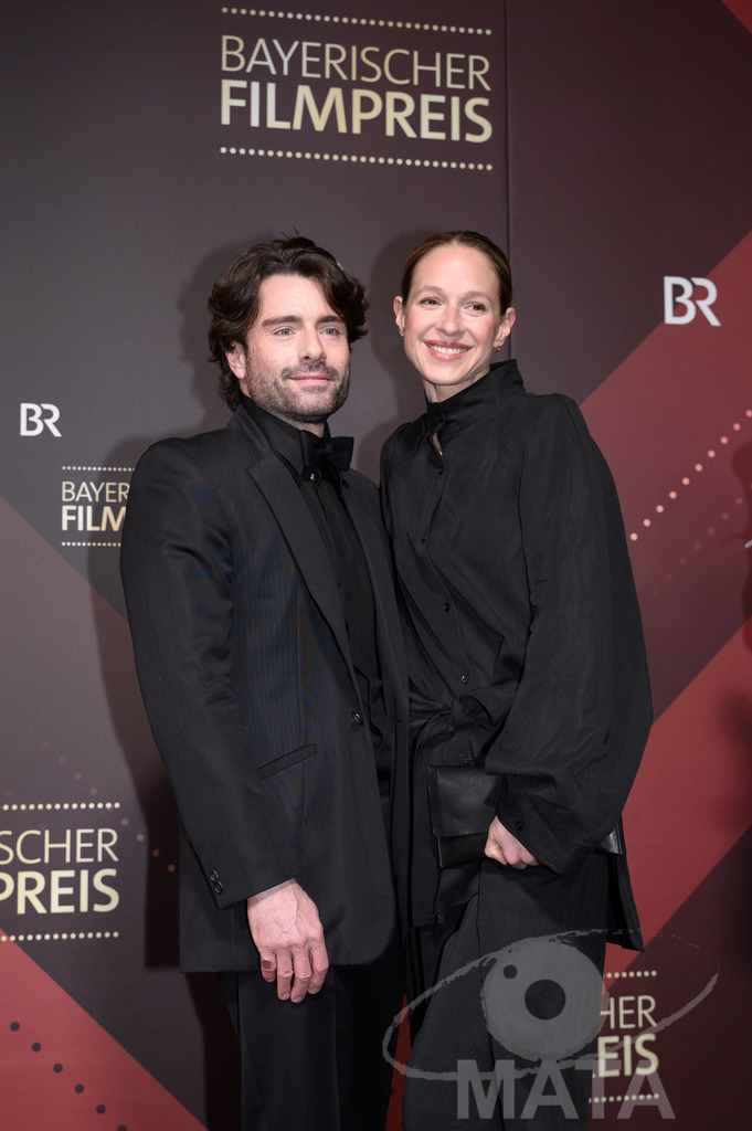 _DWI5124 | Florian Jahr und Lisa Bitter bei der Verleihung des 47. Bayerischen Filmpreises 2026  im Prinzregententheater. München, Deutschland. Der Bayerische Filmpreis wird seit 1979 von der Bayerischen Staatsregierung verliehen, um die Bedeutung des Kinofilms als Kulturgut herauszustellen - Realisiert mit Pictrs.com
