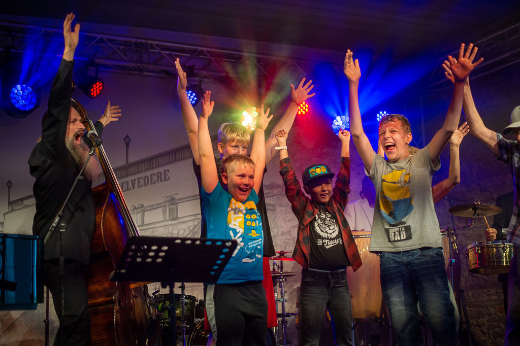 Summ Summ Salsa | Kinderkonzert Summ Summ Salsa mit Klazz Brothers & Cuba Percussion im Forte Belvedere Leisnig zum Festival Hallo Leisnig 2022. - Realisiert mit Pictrs.com