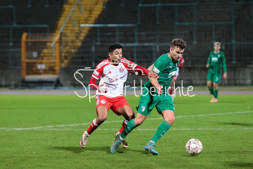 FC Augsburg II - FC Bayern Amateure | Davide Dell'ERBA (FCB #19) im Duell mit Daniel HAUSMANN (FCA #30)