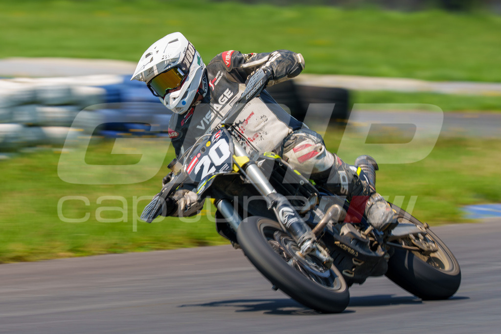 G-Cup + Supermoto Staatsmeisterschaft + Hungarian Supermoto Championship | GRIPcapture steht für authentische Sportfotografie in Österreich – für Momente, die mehr sind als Geschwindigkeit oder Ergebnis. Es geht um Emotion, Spannung, Fokus und den Augenblick, der oft nur einen Wimpernschlag dauert.Ob Motorsport, Teamsport oder 