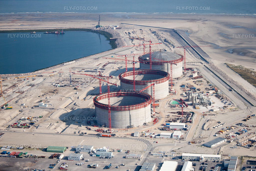 Aerial view: Gasometer- High- Storage Tank of the Terminal Méthanier de Dunkerque in Loon-Plage in the state North, France. – Photo: IMG_58987.jpg taken on 07/22/2013 by Werner Riehm/FLY-FOTO.com – Resolution of the original: 4752 x 3168 px