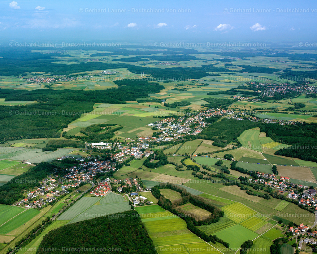 2614768 | MERLAU 09.06.2006 Ortsansicht am Rande von landwirtschaftlichen Feldern und Nutzflächen  in Merlau im Bundesland Hessen, Deutschland // Village view on the edge of agricultural fields and land  in Merlau in the state Hesse, Germany Foto: Gerhard Launer