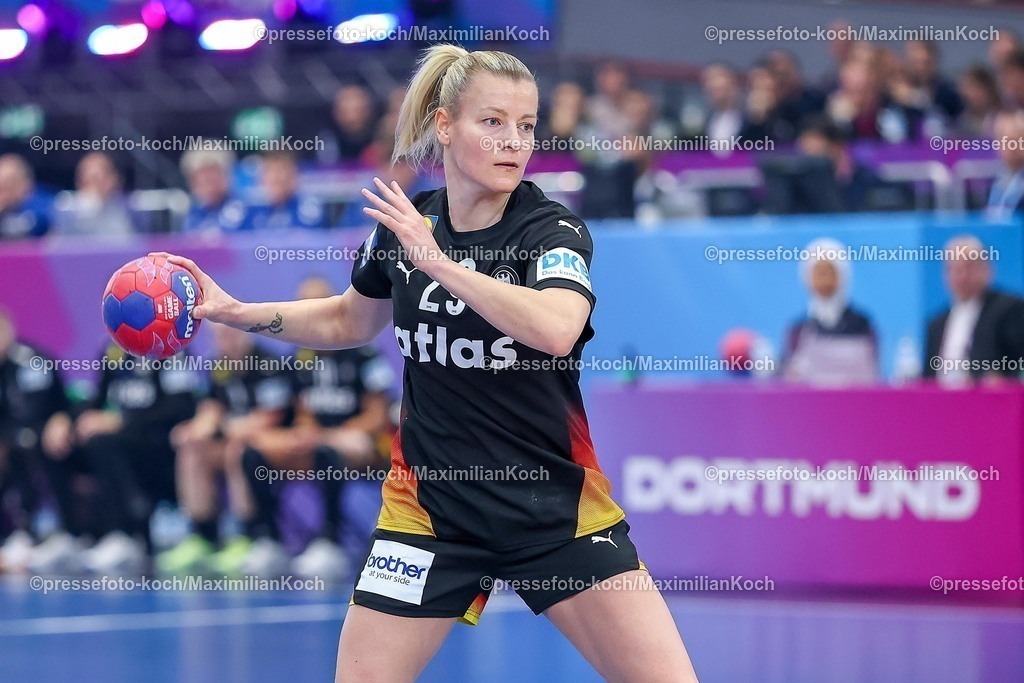 IHF09122501028 | 09.12.2025, Handball WM Frauen, Viertelfinale, Deutschland - Brasilien, 27th IHF Women's Handball World Championship, Westfalenhalle Dortmund: Antje Doll (GER #29) verwandelt den Siebenmeter 