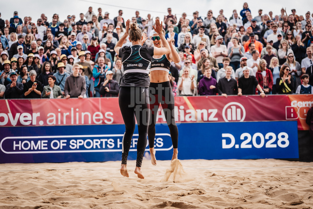 Beachvolleyball | Frauen | Allianz German Beach Tour 2025 | Tourstop Düsseldorf | 18.05.2025 | v.l. Tabea Schwarz und Sandra Ittlinger jubeln nach dem Sieg im Halbfinale