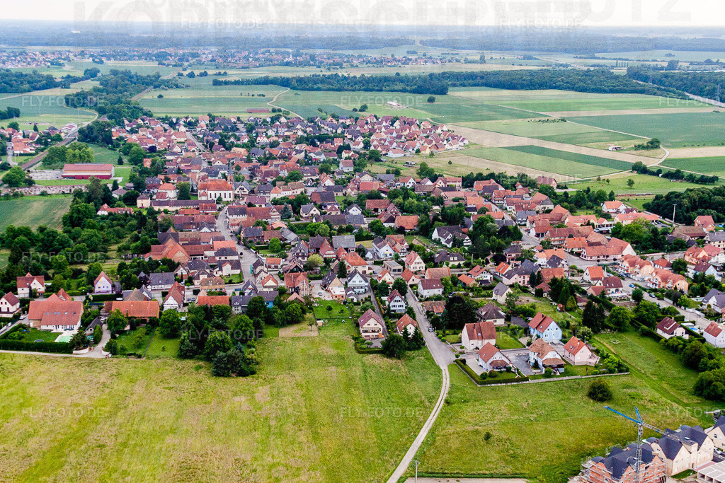 Dorf - Ansicht am Rande von landwirtschaftlichen Feldern und Nutzflächen in Grand Est | Luftbild: Dorf - Ansicht am Rande von landwirtschaftlichen Feldern und Nutzflächen in Grand Est in Rountzenheim im Bundesland Bas-Rhin in Frankreich. Foto: IMG_28799.jpg vom 14.06.2010 durch Werner Riehm/FLY-FOTO.de - Realisiert mit Pictrs.com
