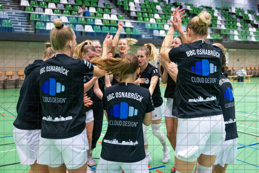 2. DBBL Nord 25/26 | Spieltag 08 | BBC Osnabrück vs. LionPride Braunschweig | 16.11.25: 2. DBBL Nord 25/26 | Spieltag 08 | BBC Osnabrück vs. LionPride Braunschweig / Osnabrück / Deutschland  //   CREDIT:www.bullenfotos.de, Martin König, Hörner Weg 40, D-49078 Osnabrück, +4917663732967 // Nutzung und Weitergabe nur zu den vereinbarten Zwecken. Presseanfragen an Ersteller. Alle Rechte beim Ersteller. Honorierung nach MFM. - Realisiert mit Pictrs.com