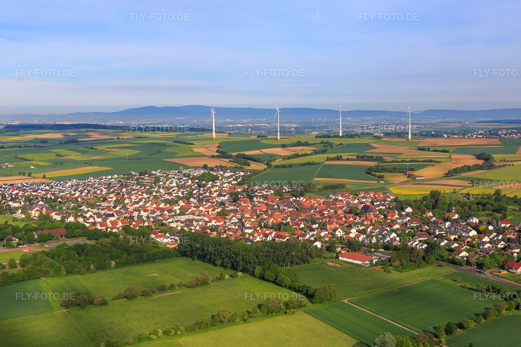 Luftbild: Ortsansicht aus Osten vor Windpark am Galgenberg im Ortsteil Mittelbuchen in Hanau im Bundesland Hessen in Deutschland. Foto: IMG_088809.jpg vom 20.05.2016 durch Werner Riehm/FLY-FOTO.de