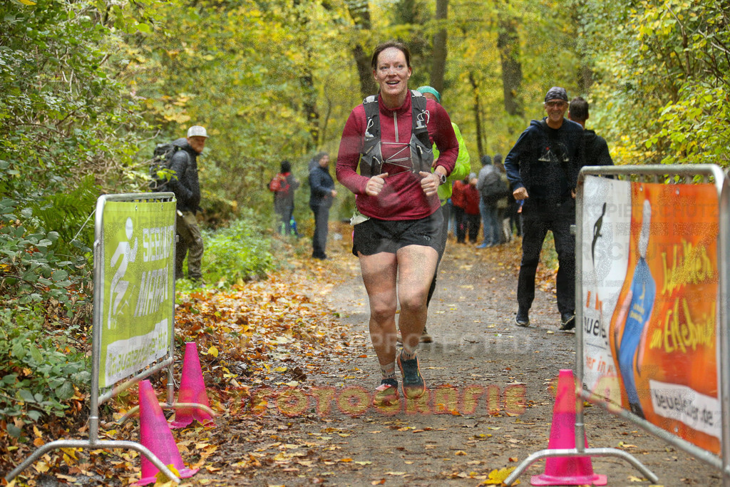 251026_1325_EX1_3430 | Sportfotografie im Rhein-Sieg Kreis, Köln, Bonn, NRW, Rheinland Pfalz, Hessen, etc. Unser Tätigkeitsfeld umfasst den Laufsport vom Volkslauf über den Marathon, Duathlon, Triathon bis zum Ultralauf wie Kölnpfad Ultra oder Schindertrail.