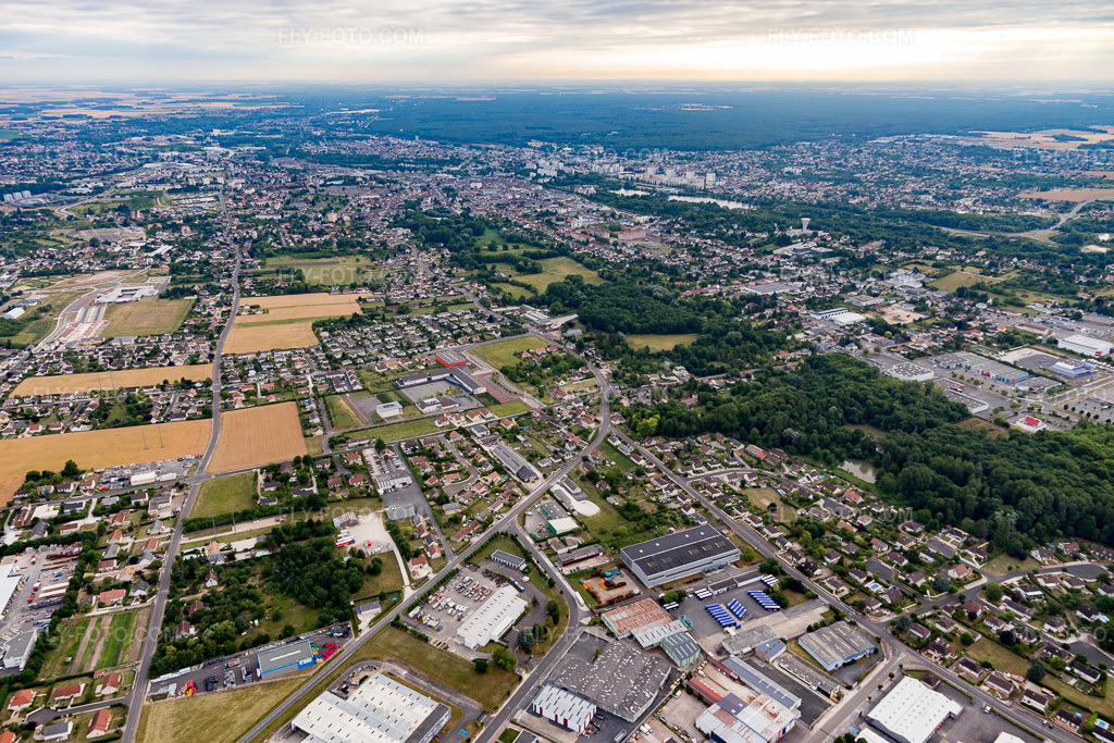 Aerial view: View of the town in Villemandeur in the state Loiret, France. – Photo: IMG_101299.jpg taken on 06/25/2017 by Werner Riehm/FLY-FOTO.com – Resolution of the original: 5472 x 3648 px