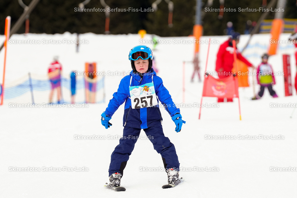 SRF_02.01.2026_0367 | Skirennfotos,Serfaus,Fiss,Ladis,Kinderskirennen,Winter,Tirol,Oberland,skirace,SFL,feelfree,weil wir's genießen,ski,Ski,skifahren,Sonnenplateau, - Realisiert mit Pictrs.com