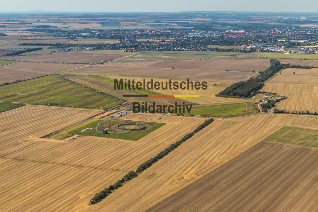 Pömmelte-9191 | Die Kreisgrabenanlage von Pömmelte in Zackmünde, einem Ortsteil der Stadt Barby im Salzlandkreis in Sachsen-Anhalt, ist ein für Riten genutzter Ort, der auf das Ende des 3. Jahrtausends v. Chr. datiert wird. - Realisiert mit Pictrs.com