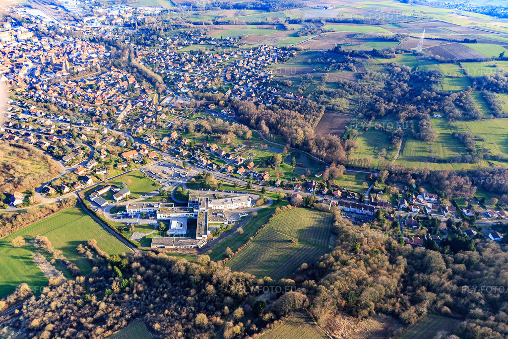 Vue aérienne: Centre Hospitalier de la Lauter - Wissembourg du nord-ouest à Wissembourg dans le département Bas Rhin, France – .Photo: IMG_104936.jpg prise le 21/03/2018 par Werner Riehm/FLY-FOTO.eu – Résolution de l'original: 5472 x 3648 px – Centre Hospitalier - Wissembourg