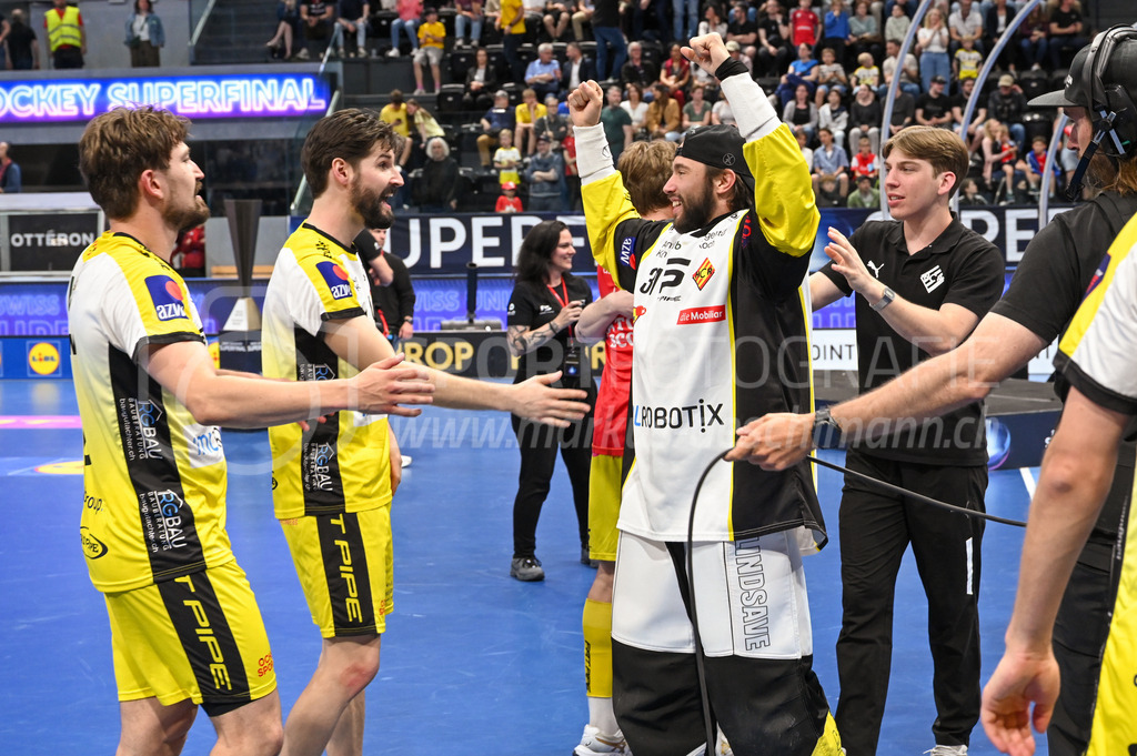 Zug United - HC Rychenberg - 25. April 2026 | Tim Aeschimann (#81 HC Rychenberg Winterthur), Nico Mutter (#61 HC Rychenberg Winterthur), Maxime Perroulaz (#31 HC Rychenberg Winterthur) und Nicola Hocevar jubeln über den ersten Schweizer Meistertitel des Vereins am L-UPL Superfinal-Spiel zwischen Zug United und HC Rychenberg am 25. April 2026 in der BCF Arena, Fribourg, Schweiz.Bild: Sportfotografie Markus Aeschimann | www.markus-aeschimann.ch - Realisiert mit Pictrs.com