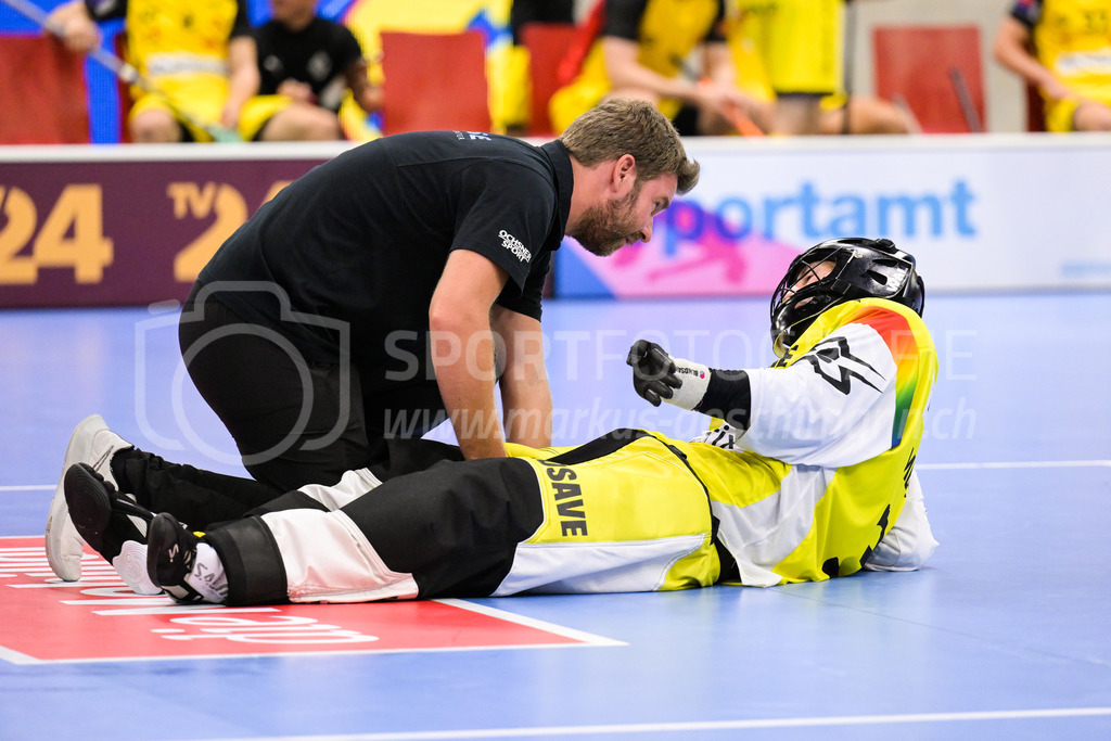GC Unihockey vs HC Rychenberg - 27. August 2022 | GC Unihockey vs HC Rychenberg
AXA Arena, Winterthur
Physiotherapeut Philipp Purkert (HC Rychenberg) betreut Pascal Meier (#30 HC Rychenberg).
Bild: Sportfotografie Markus Aeschimann | www.markus-aeschimann.ch - Realisiert mit Pictrs.com
