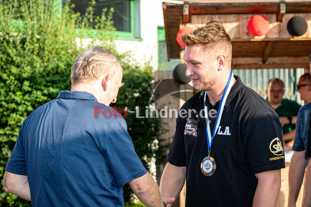 Miners Fanclub Sommerfest | Miners Fanclub Sommerfest, Miners Fanclub Sommerfest, 20240720,Ehrung Lukas Artus durch Frank Butz,2024-07-20 in Peißenberg (Eissation)Copyright: WolfgangxLindner www.foto-lindner.de