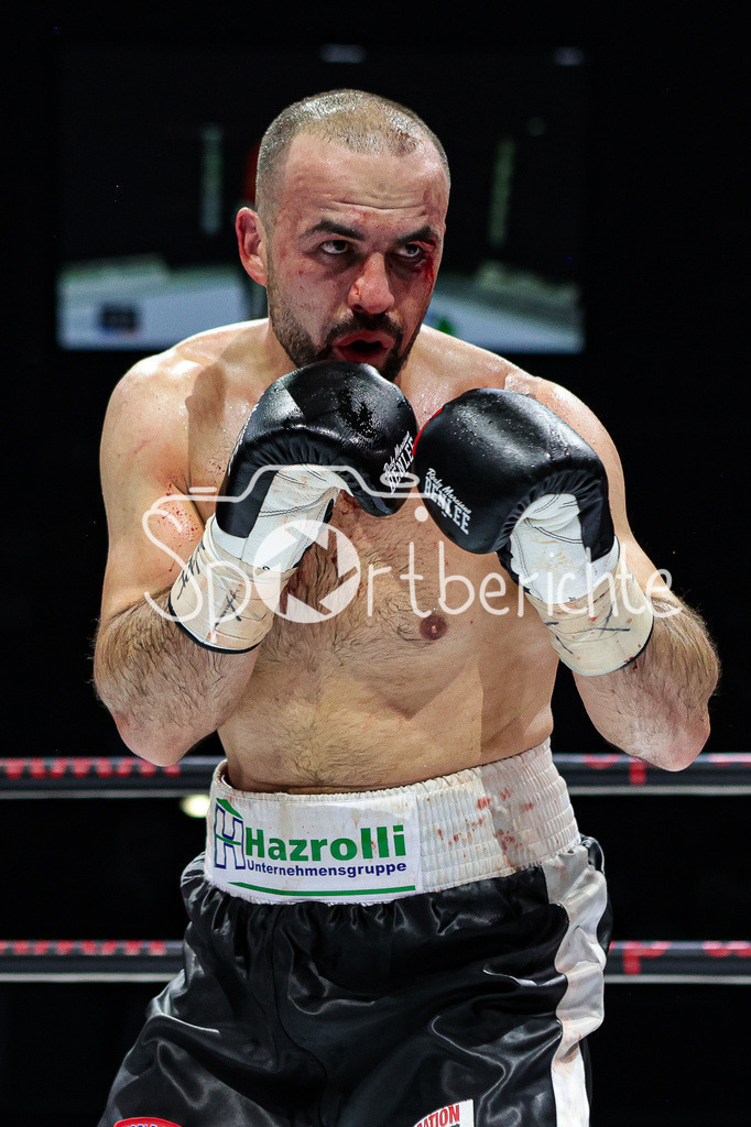 Profi - Box - Gala / Main Event | Shefat ISUFI (Schwarz Weisse Hose) im WBF Titelkampf in Aktion