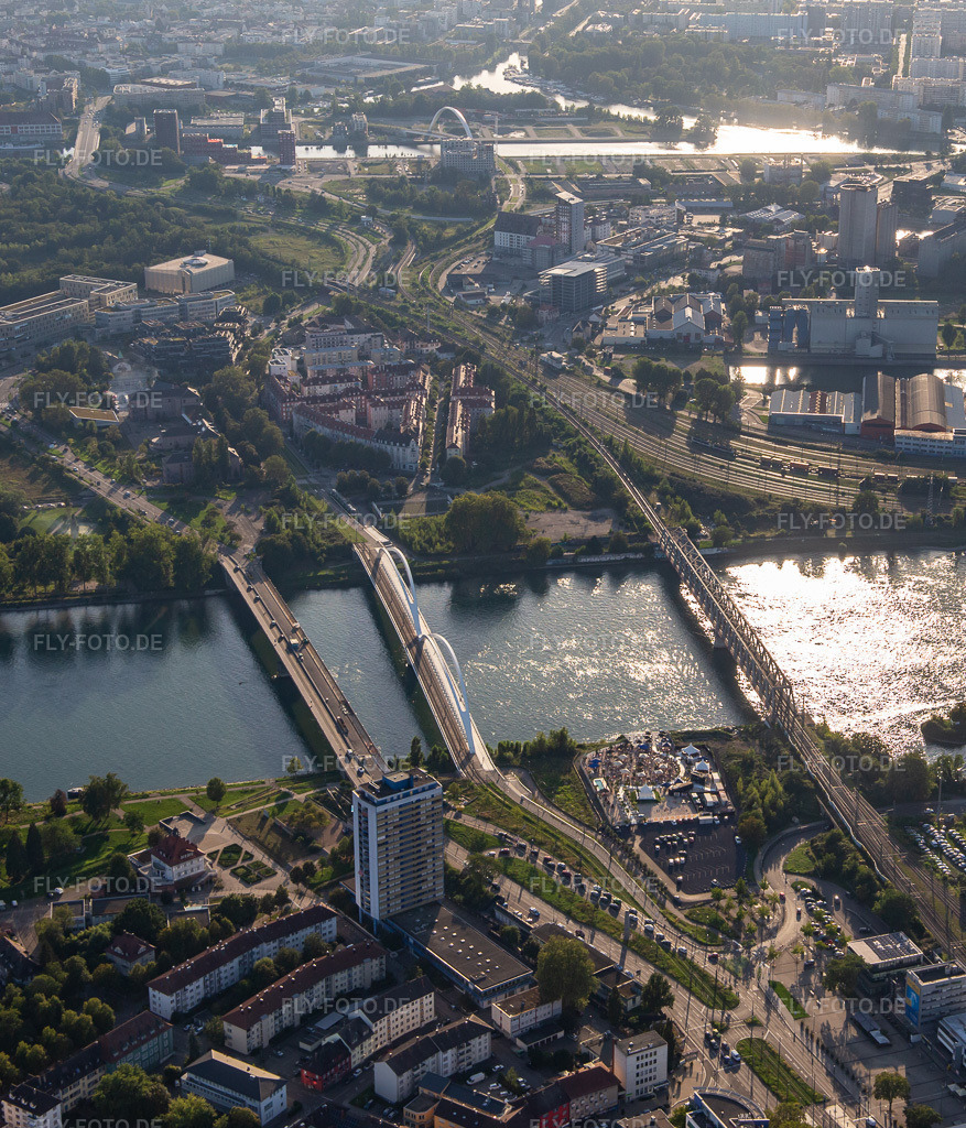 Luftbild: Europabrücke, Beatus-Rhenanus-Brücke und Eisenbahnbrücke über den Rhein nach Strasbourg in Kehl im Bundesland Baden-Württemberg in Deutschland. Foto: IMG_137817.jpg vom 18.08.2023 durch Werner Riehm/FLY-FOTO.de