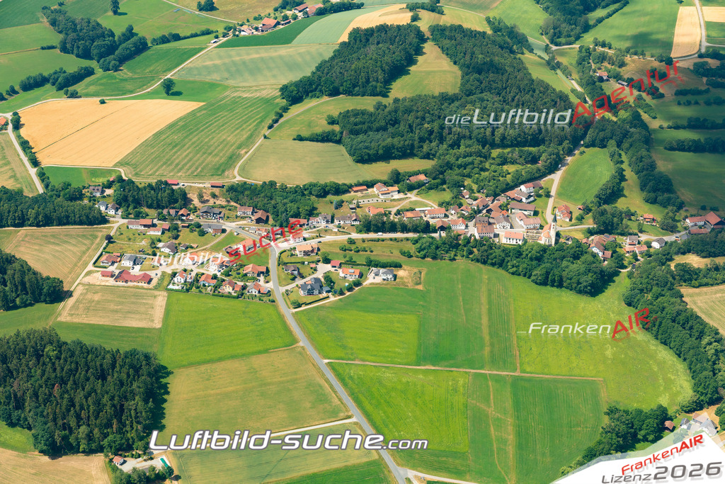 Das Luftbild zeigt : Wetzelsberg Stallwang - Die Luftaufnahme wurde 2023 vom UL-Flugzeug aus erstellt ( keine Drohne ) - Hochauflösende Luftaufnahme - Für grossformatige Ausdrucke geeignet. Die Geschenkidee !Mit Lizenz und Bildrechte bestellbar