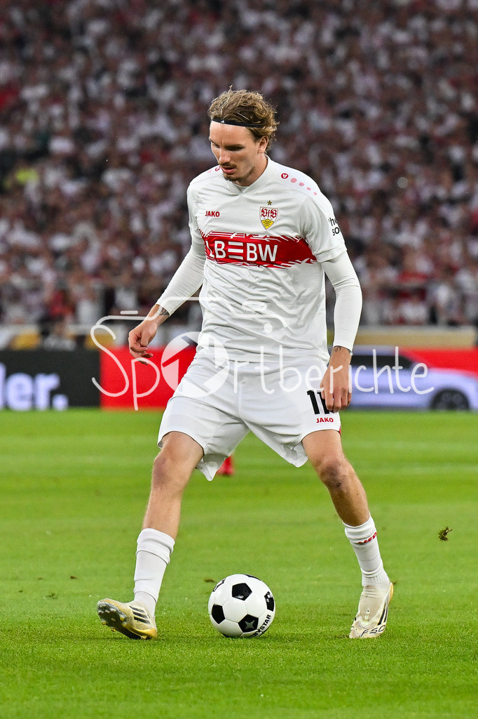 VfB Stuttgart - FC Bayern München | am Ball Nick WOLTEMADE (VfB Stuttgart 11) / Franz-Beckenbauer Supercup: VfB Stuttgart - FC Bayern München; MHP Arena am 16.08.2025 / Einzelfoto / Freisteller