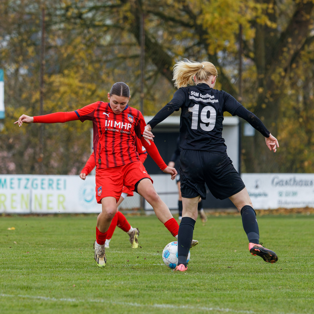 HOHFCH_251109_6742 | 1.FC Heidenheim 1846 II vs. GAST, Fußball, Frauen, Bezirksliga, 2025/2026, X. Spieltag, 03.10.2025 in Heidenheim, Kunstrasen b. Voith-Arena West(Foto: Michael Bulling) - Realisiert mit Pictrs.com