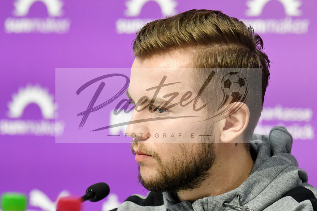 20200304_PKOSNA_0023 | Fussball, Herren: David Blacha (VfL Osnabrueck) schaut waehrend der Pressekonferenz des VfL Osnabrueck im Presseraum des Stadion an der Bremer Bruecke am 04.03.2020 in Osnabrueck, Deutschland. - Realisiert mit Pictrs.com