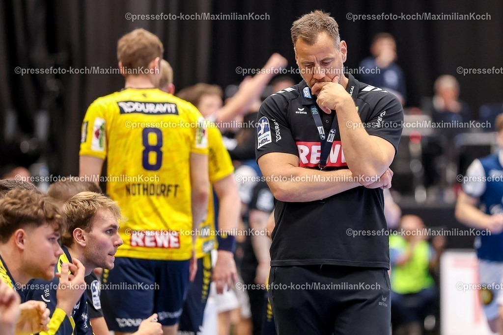 BHC16112501113 | 16.11.2025, Handball, HBL, Bergischer HC - Rhein-Neckar Löwen, Mitsubishi Electric HALLE Düsseldorf: Cheftrainer Maik Machulla (Rhein-Neckar Löwen #hc) unzufrieden gestikulierend 