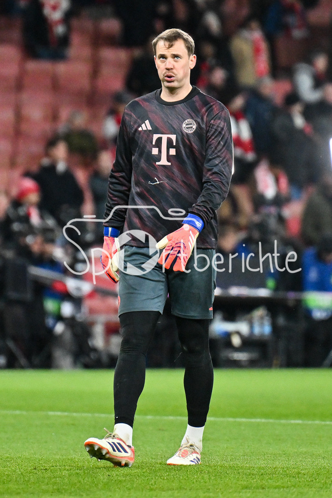 Arsenal FC - FC Bayern München | LONDON, ENGLAND - 26. NOVEMBER: beim warmmachen Manuel NEUER (FC Bayern Munich 1) / Einzelfoto / Freisteller beim Ligaspiel zwischen Arsenal London und dem FC Bayern München am 5. Spieltag der UEFA Champions League im Emirates Stadium am 26.11.2025