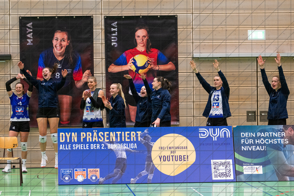 2. VBLF Nord 25/26 | Spiel 4065 | VC Osnabrück vs. TUSA City Girls Düsseldorf | Die Ersatzspielerinnen immer voll dabei und hier am Jubeln. //  10.01.26: 2. VBLF Nord 25/26 | Spiel 4065 | VC Osnabrück vs. TUSA City Girls Düsseldorf / Osnabrück / Deutschland  //   CREDIT:www.bullenfotos.de, Martin König, Hörner Weg 40, D-49078 Osnabrück, +4917663732967 // Nutzung und Weitergabe nur zu den vereinbarten Zwecken. Presseanfragen an Ersteller. Alle Rechte beim Ersteller. Honorierung nach MFM. - Realisiert mit Pictrs.com
