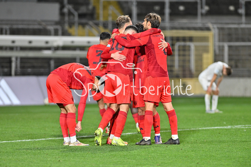 FC Bayern Amateure - TSV Schwaben Augsburg | Jubel der Bayern Amateure nach dem Treffer zum 3-0 durch Davide Dell´ERBA (FC Bayern München II #3) / Freude / Happy / Tor / Torschuetze / Regionalliga Bayern: FC Bayern Muenchen II - TSV Schwaben Augsburg, Gruenwalder Stadion am am 25.10.2024