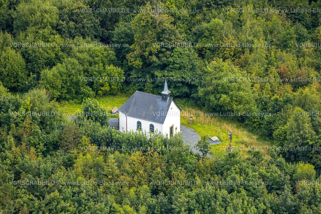 Warstein240713395 | Luftbild, Stillenbergkapelle und Steinkreuz im Waldgebiet Stillenberg, Suttrop, Warstein, Sauerland, Nordrhein-Westfalen, Deutschland