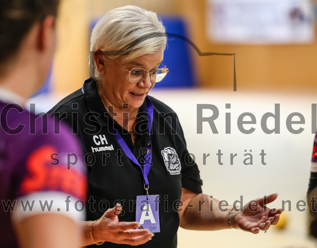 2024-10-13_028_SpVgg_Altenerding_gegen_SC_Freising | Erding, Deutschland, 13.10.2024:Handball, Bezirksoberliga Frauen Altbayern 2024 / 2024, 3. Spieltag, SpVgg Altenerding gegen SC Freising, Endergebnis: 26:35Trainer Christiane Kleine (SpVgg Altenerding)Foto: Christian Riedel / fotografie-riedel.net
