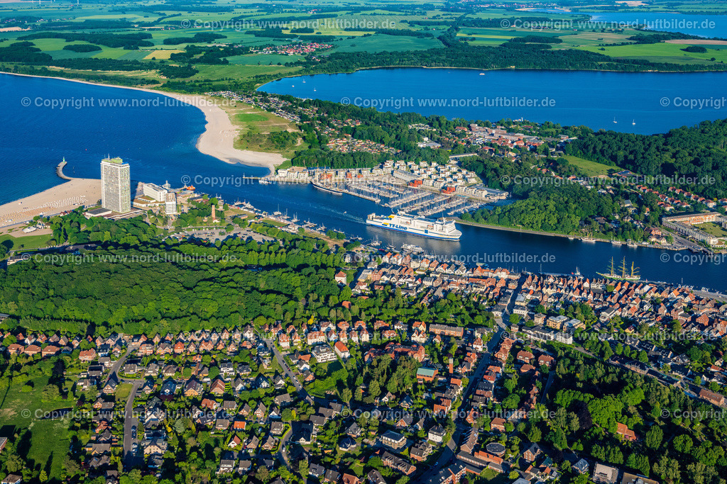 Travemünde_ELS_8276030622 | TRAVEMüNDE 03.06.2022 Fahrt eines Fähr- Schiffes der TT-Line auf der Trave in Travemünde an der Ostseeküste im Bundesland Schleswig-Holstein, Deutschland. Weiterführende Informationen bei: TT-Line GmbH & Co. KG. // Ride a ferry ship der TT-Line auf of Trave in Travemuende at the baltic coast in the state Schleswig-Holstein, Germany. Further information at: TT-Line GmbH & Co. KG. Foto: Martin Elsen