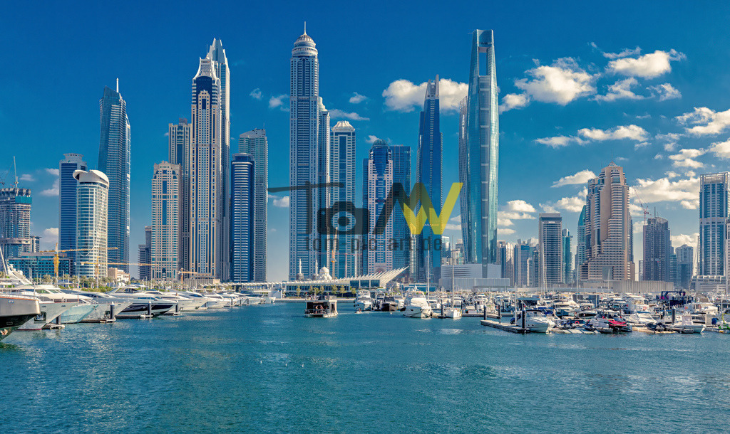 Dubai Marina mit Hafen ,Skyline im Hintergrund--Hochhäuser | Das Bild zeigt die Dubai Marina, ein bekanntes Viertel in Dubai, das für seine beeindruckende Skyline und den künstlichen Yachthafen bekannt ist. Die Dubai Marina ist ein großes Stadtentwicklungsprojekt, das sich um einen etwa 3 Kilometer langen künstlichen Wasserkanal erstreckt. Das Viertel zeichnet sich durch eine der weltweit höchsten Dichten an Wolkenkratzern und Hochhäusern aus, darunter einige der höchsten Wohngebäude der Welt. Entlang der Uferpromenade, bekannt als "Marina Walk", gibt es zahlreiche Restaurants, Cafés, Geschäfte und luxuriöse Yachten.  - Realisiert mit Pictrs.com