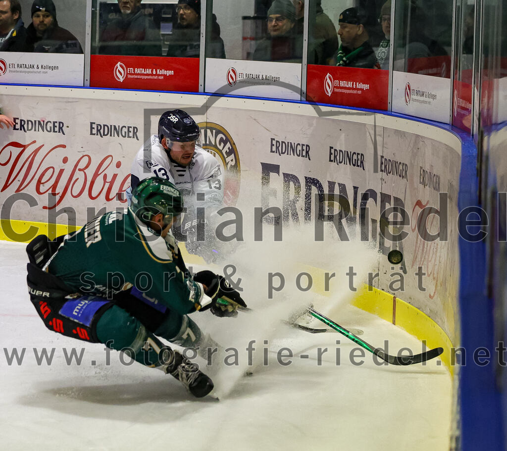 2026-01-06_124_TSV_Erding_gegen_EV_Lindau_Islanders | Erding, Deutschland, 06.01.2026:Eishockey, Oberliga Süd 2025 / 2026, 35. Spieltag, TSV Erding gegen EV Lindau Islanders, Endergebnis: 2:5Louis Trattner (Erding Gladiators, #7), Steffen Tölzer (EV Lindau Islanders, #13)Foto: Christian Riedel / fotografie-riedel.net