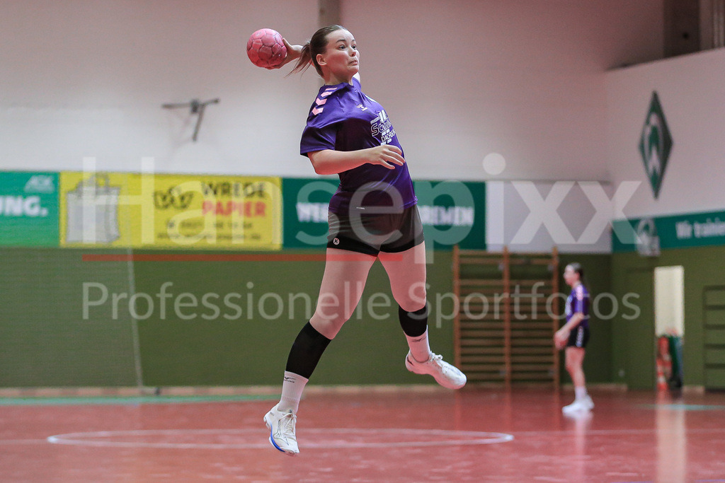 Handball, 2. Bundesliga Frauen, Training SV Werder Bremen | v.li.: Mathilda Häberle (SV Werder Bremen, 19) beim Wurf, am Ball, Spielszene, Aktion, Action