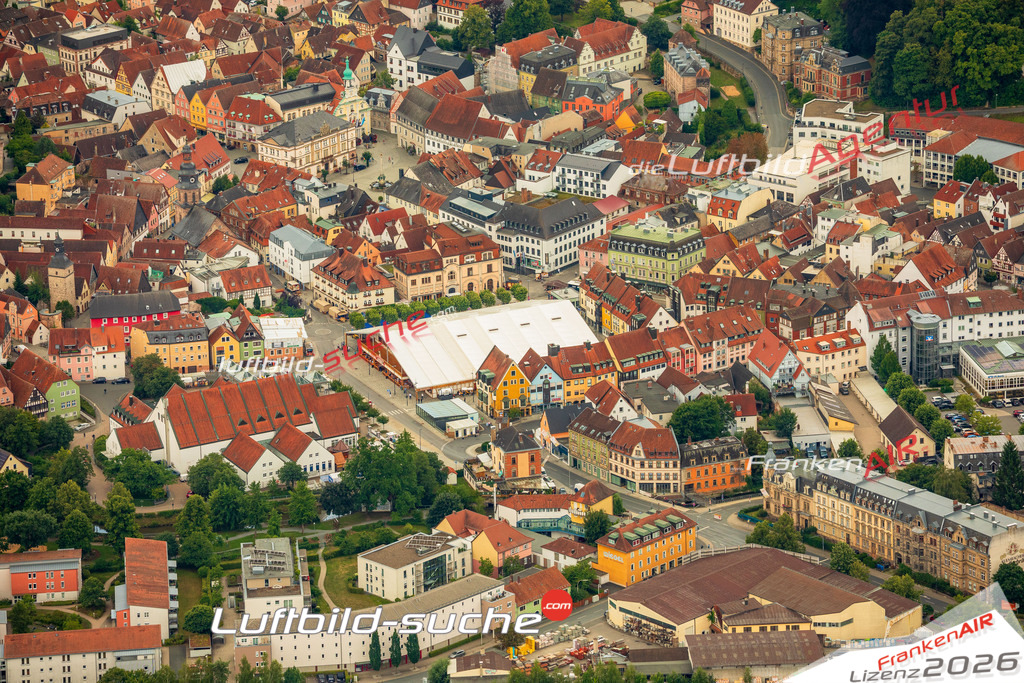Luftaufnahme von Plassenburg mit Bierfest Kulmbach Bild- Das Luftbild wurde 2025 vom UL-Flugzeug heraus erstellt ( keine Drohne ) - Hochauflösende Luftaufnahme -Nicht vergleichbar mit Google Maps oder Satelittenbilder- Die Geschenkidee !Mit Lizenz und Bildrechte bestellbar