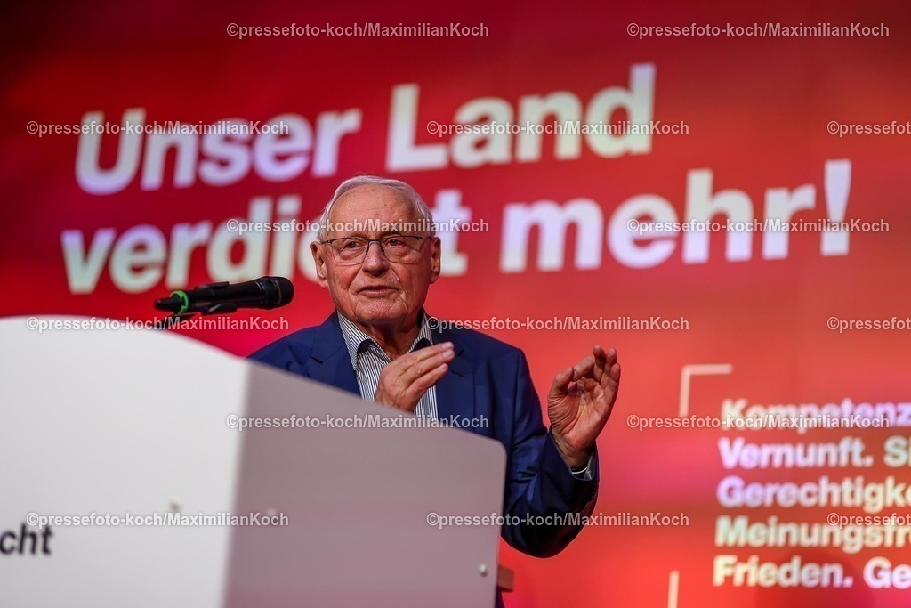Wup06022501043 | 06.02.2025, Wahlkampfveranstaltung Bündnis Sahra Wagenknecht - Der Politiker Oskar Lafontaine bei seiner Rede in der Alten Papierfabrik in Wuppertal. 