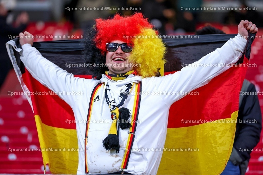 DFB17112501012 | 17.11.2025, Fußball, Länderspiel, WM-Qualifikation Europa, Deutschland - Slowakei, Red Bull Arena (Leipzig), 10. Spieltag, Saison 2025 2026: Ein kostümierter Fan feiert die Deutsche Mannschaft und feuert fröhlich von der Tribüne an während er eine deutsche Fahne nach Oben zeigt Regulations prohibit any use of photographs as image sequences and or quasi-video.
